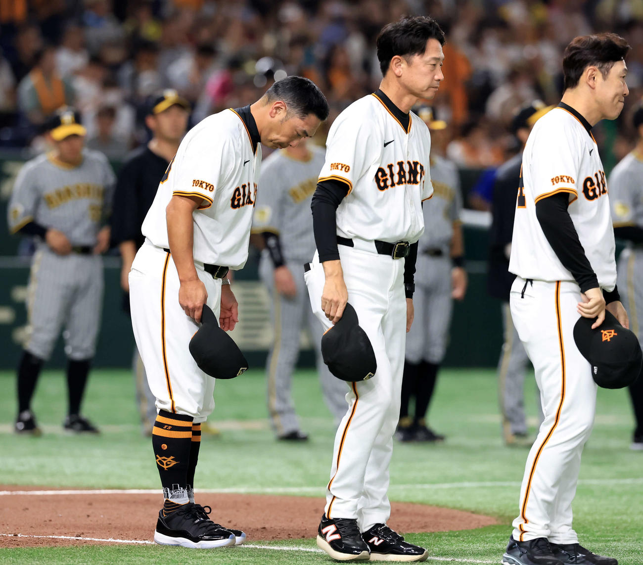 巨人対阪神　0－2で敗れ、一礼する阿部監督（撮影・浅見桂子）
