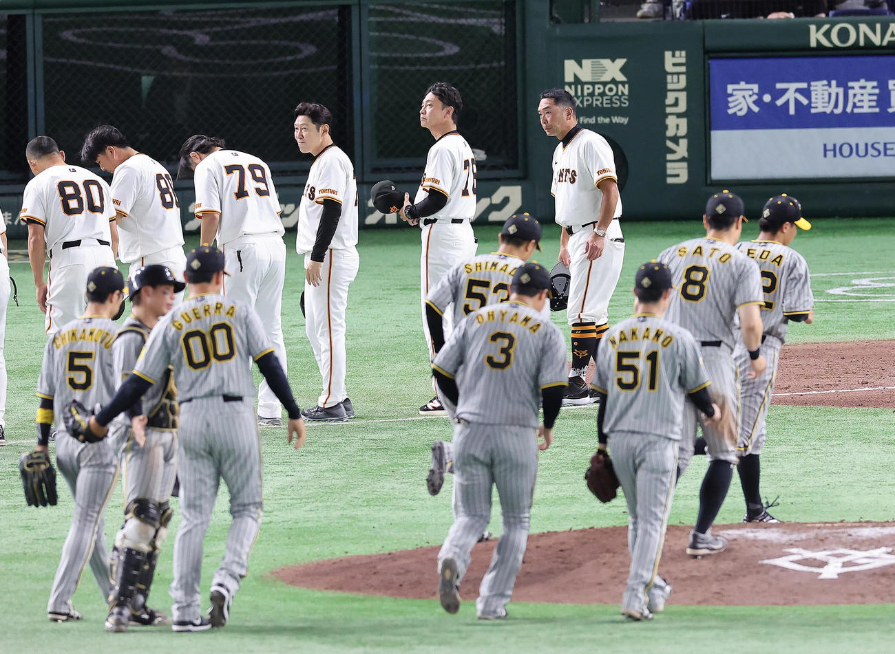 巨人対阪神　阪神に敗れ、あいさつする巨人阿部監督（後方右端）ら（撮影・足立雅史）