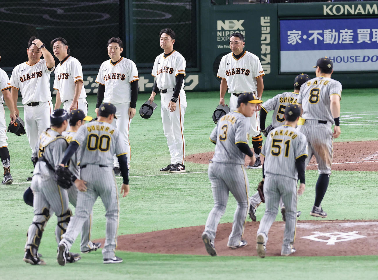 巨人対阪神　阪神に敗れ、あいさつする巨人阿部監督（後方右端）ら（撮影・足立雅史）