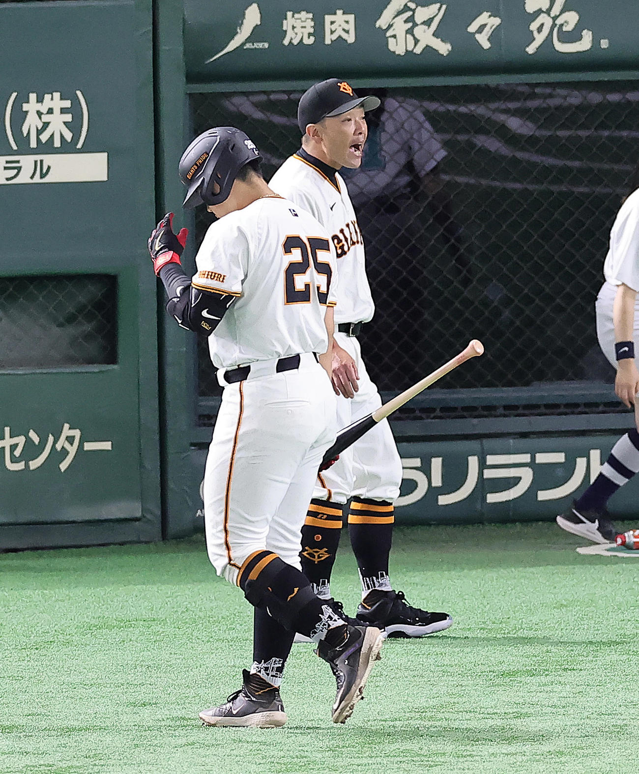 巨人対阪神　8回裏巨人2死、空振り三振に倒れた岡本和（左）を横目に選手交代を告げる阿部監督（撮影・足立雅史）