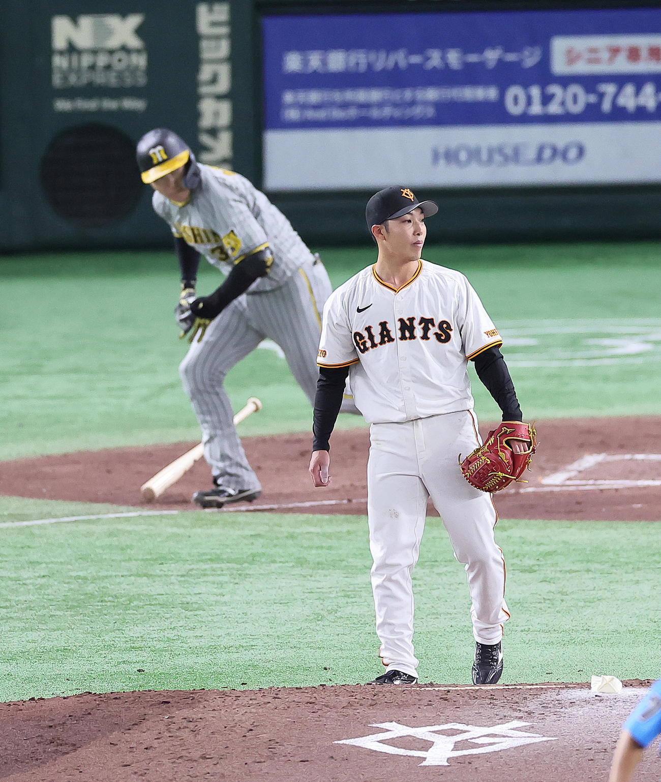 巨人対阪神　4回表阪神2死一、三塁、大山（後方）に先制の2点適時二塁打を浴びた赤星（撮影・足立雅史）