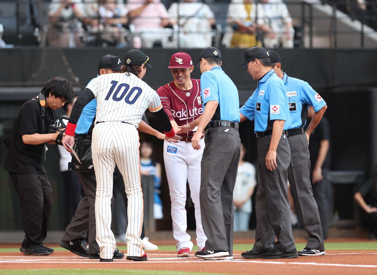 日本ハム対楽天　メンバー表交換で新庄監督、今江監督、審判団で手を合わせる（撮影・黒川智章）