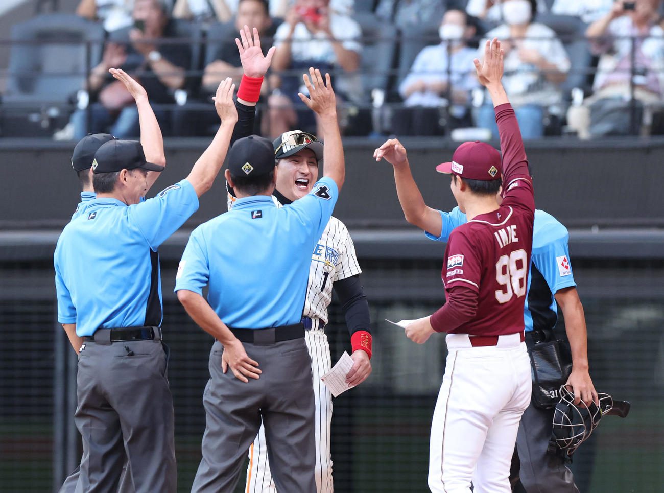 日本ハム対楽天　試合前、手を上げる日本ハム新庄監督（中央後方）、楽天今江監督、審判団（撮影・佐藤翔太）