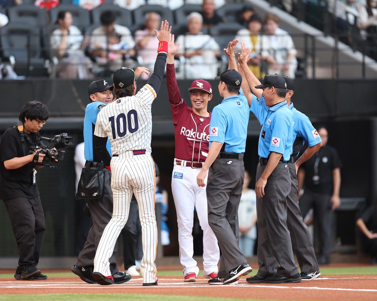 日本ハム対楽天　メンバー表交換で新庄監督、今江監督、審判団で手を合わせる（撮影・黒川智章）