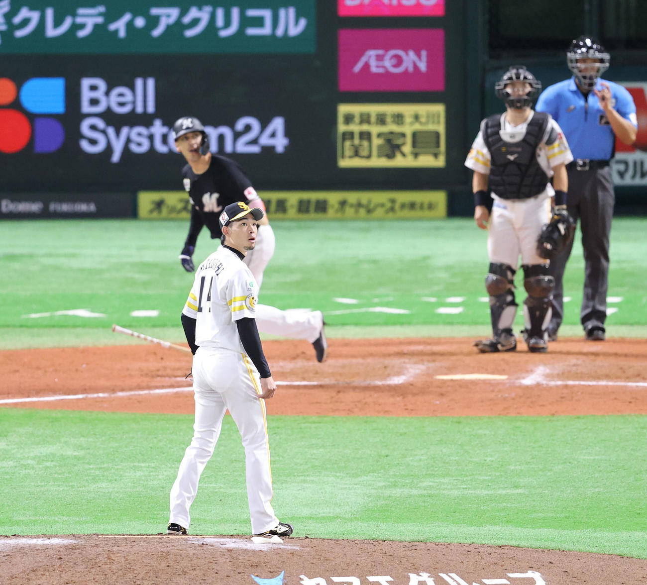ソフトバンク対ロッテ　7回表ロッテ2死二、三塁、ソトに左中間3点本塁打を浴びた又吉（撮影・鬼束羽瑠菜）