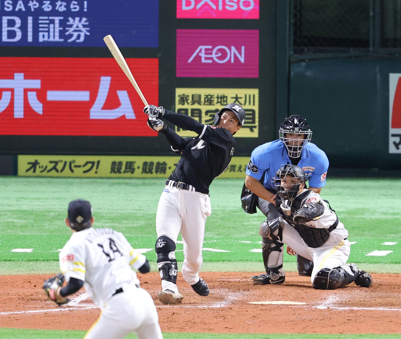 ソフトバンク対ロッテ　7回表ロッテ1死満塁、藤原は右犠飛を放つ（撮影・鬼束羽瑠菜）