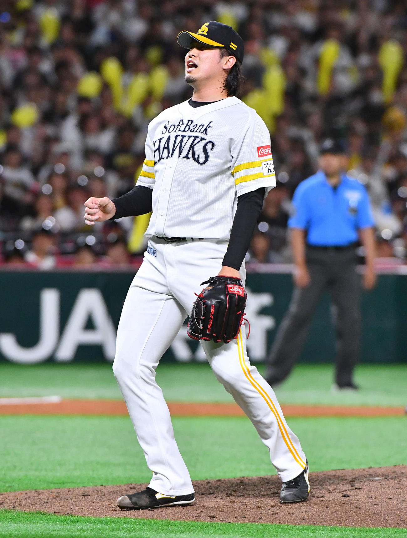 ソフトバンク対ロッテ　7回表ロッテ1死満塁、岡に勝ち越しの押し出し四球を与え、悔しそうな表情を見せる杉山（撮影・岩下翔太）