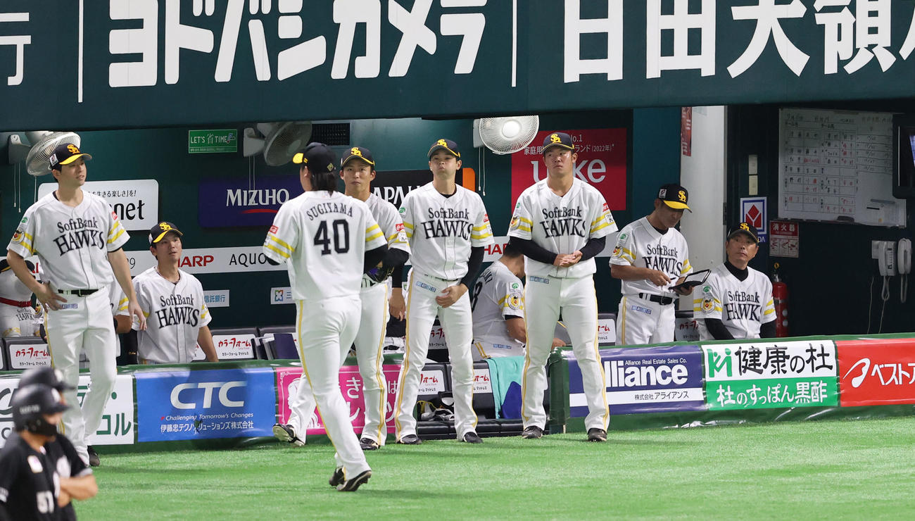 ソフトバンク対ロッテ　7回途中から登板した杉山は3四球出し降板、ベンチで複雑な表情の小久保監督（撮影・鬼束羽瑠菜）