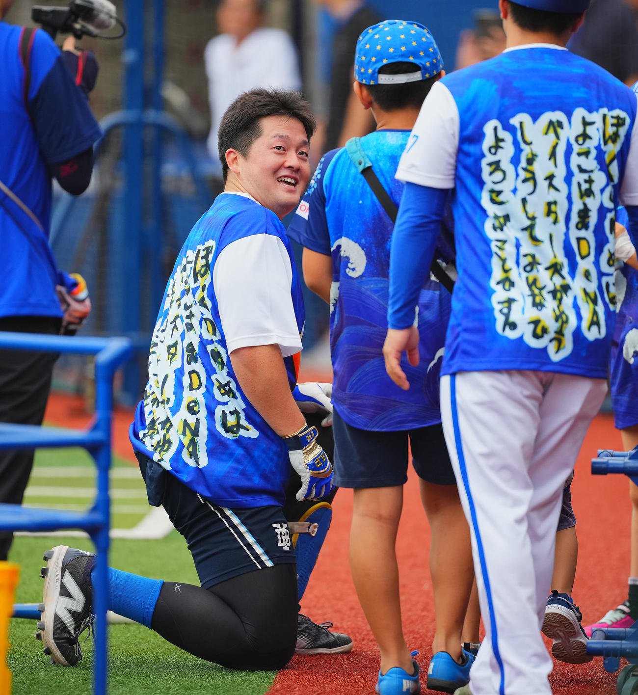 DeNA対広島　試合前練習中に子どもと交流するDeNA牧（撮影・垰建太）
