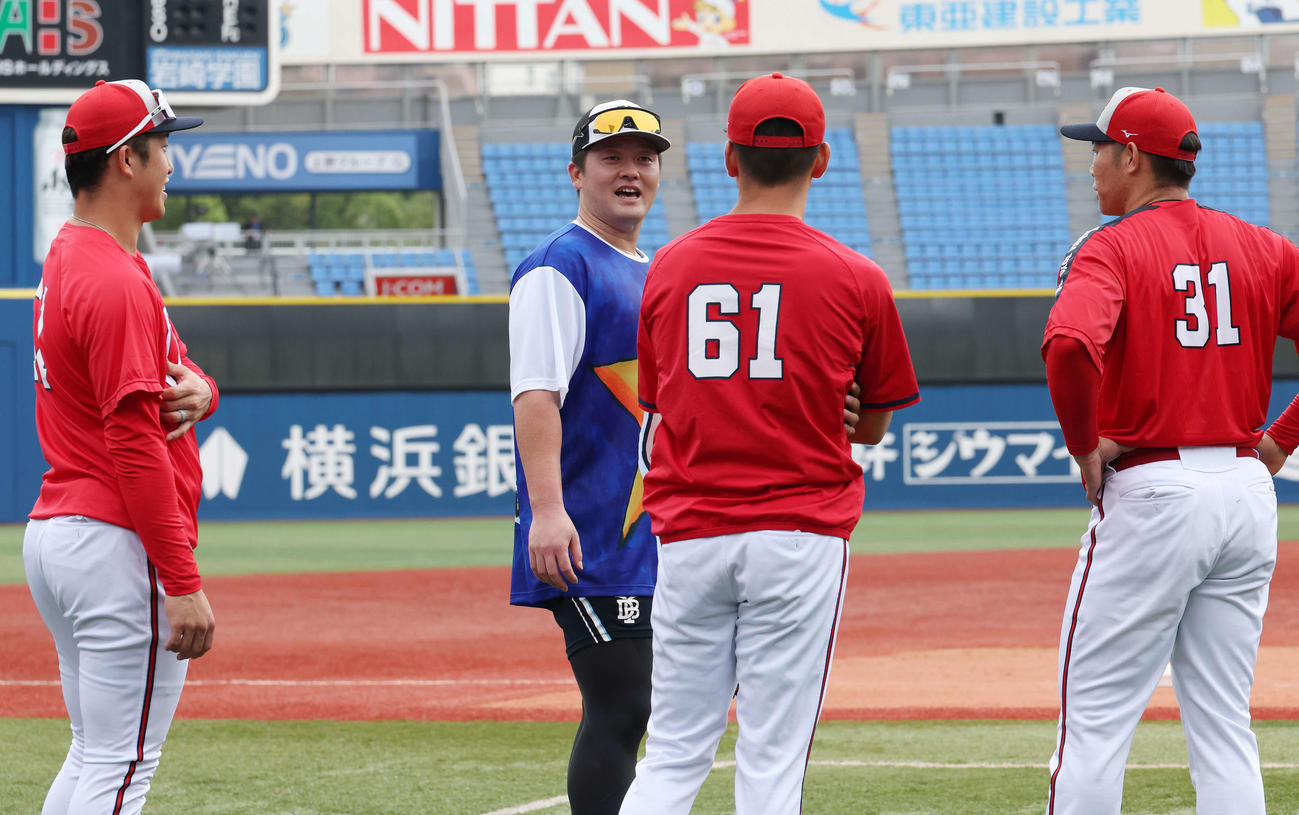 DeNA対広島　試合前、DeNA牧（中央左）と言葉を交わす、左から広島小園、1人おいて矢野、坂倉（撮影・宮地輝）