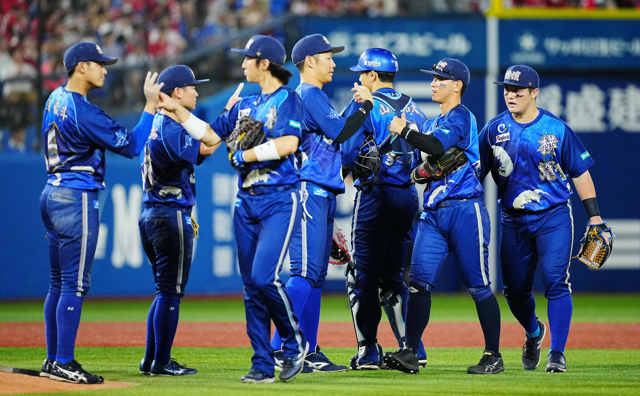 DeNA対広島　広島に勝利しタッチを交わす牧（右）らDeNAナイン（撮影・垰建太）