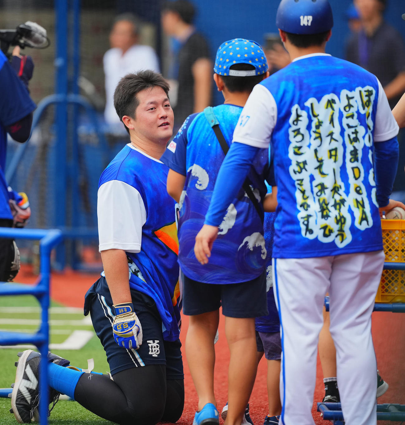 DeNA対広島　試合前練習中に子どもと交流するDeNA牧（撮影・垰建太）