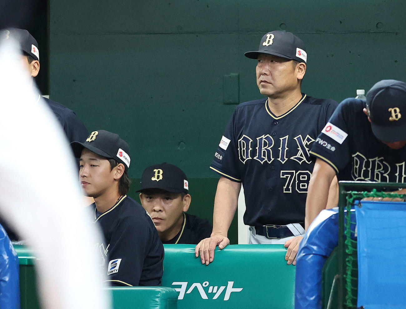西武対オリックス　2回表、戦況を見守るオリックス中嶋監督（撮影・河田真司）