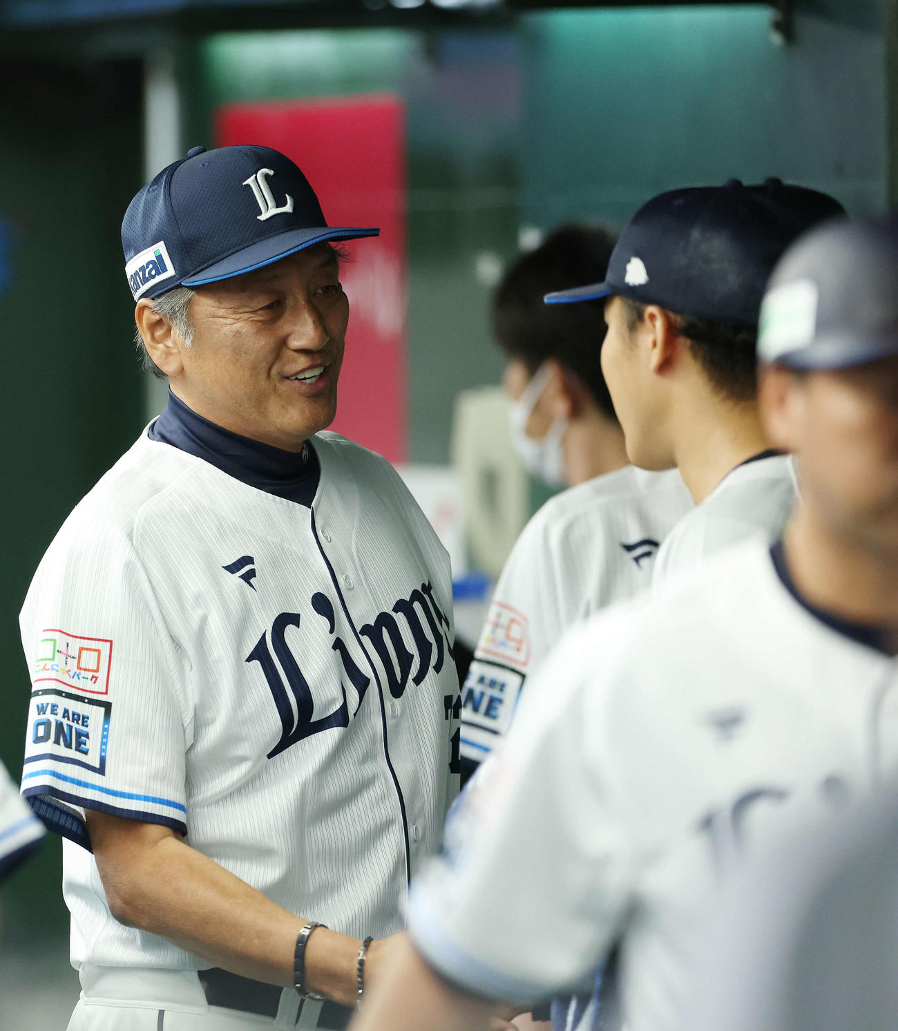 西武対オリックス　7回表を終え、ベンチで菅井（右）を労う渡辺監督代行（撮影・河田真司）