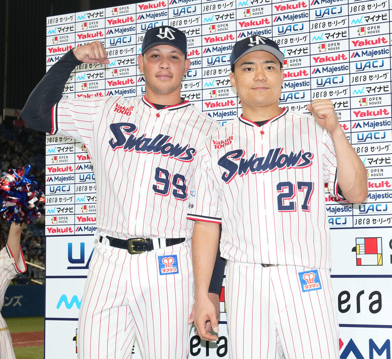 ヤクルト対中日　今季5勝目を挙げたヤクルト先発のヤフーレ（左）と中村（撮影・小沢裕）
