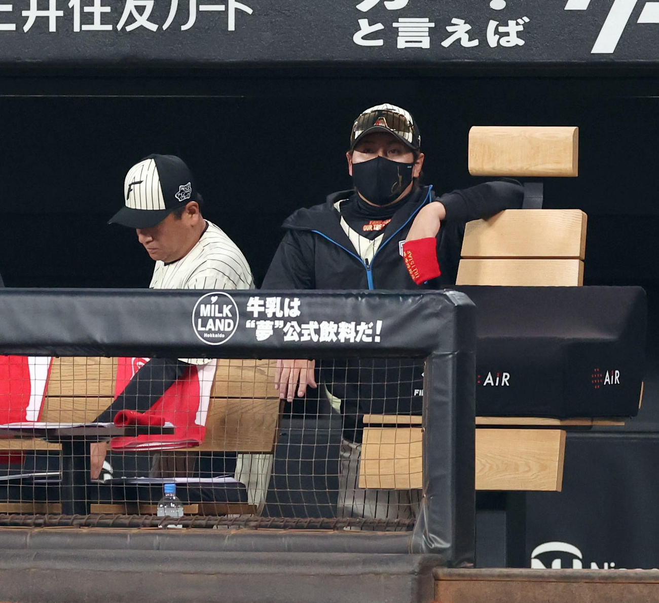 日本ハム対楽天　5回表、ベンチから遠くを見つめる日本ハム新庄監督（撮影・佐藤翔太）