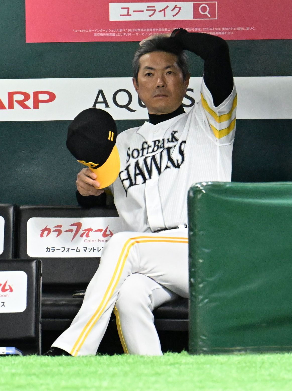 ソフトバンク対ロッテ　2回、試合を見つめる小久保監督（撮影・林敢治）