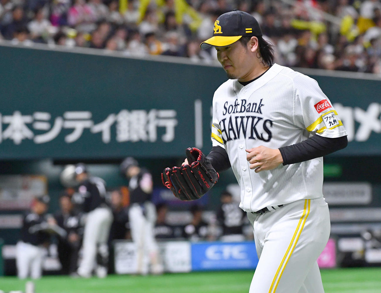 ソフトバンク対ロッテ　7回表ロッテ1死満塁、小川にこの回3つめの押し出し四球を与えて降板となり、厳しい表情でベンチへ戻る杉山（撮影・岩下翔太）