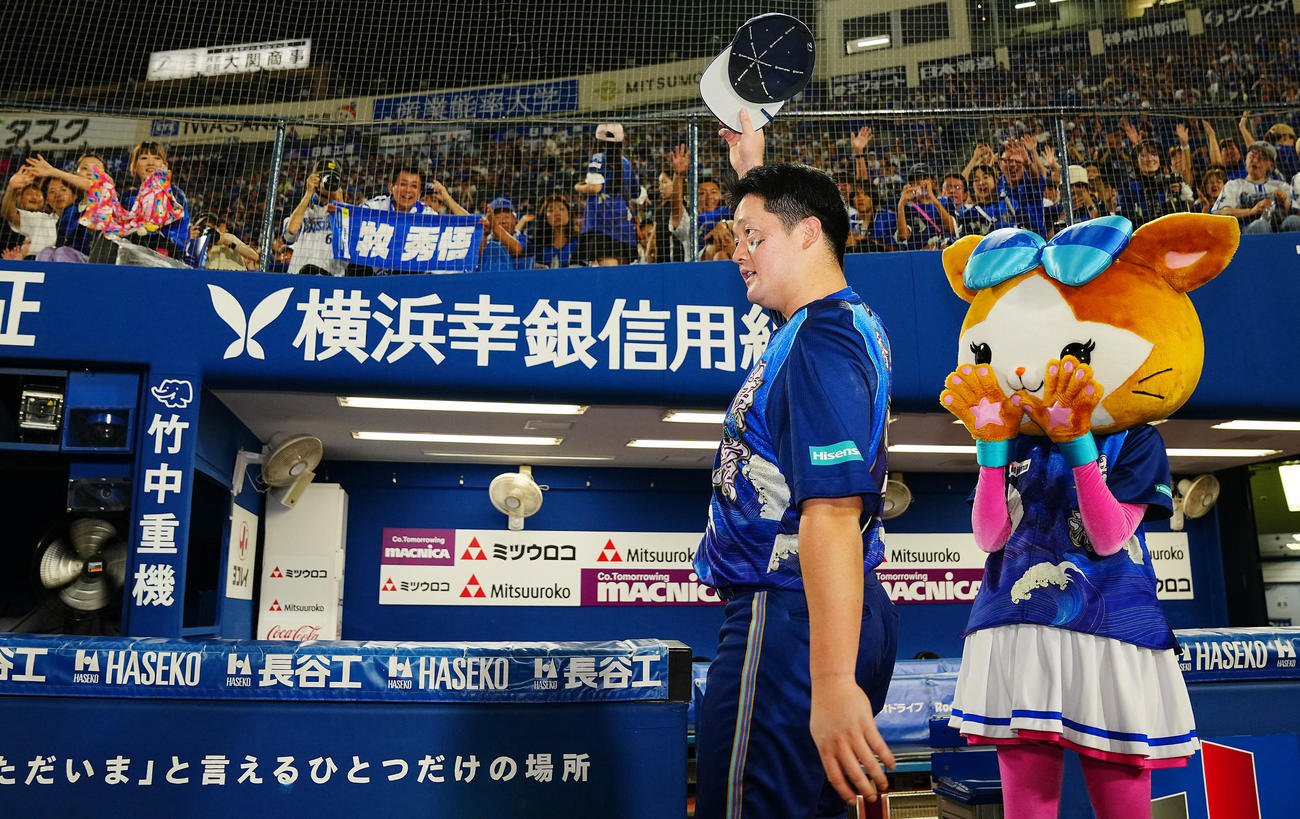 DeNA対広島　広島に勝利しスタンドのファンに手を振り応えるDeNA牧（撮影・垰建太）