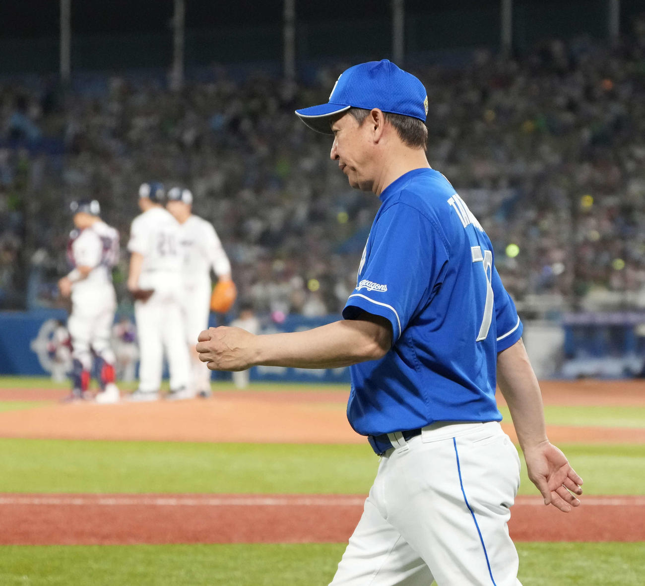 ヤクルト対中日　ヤクルトに敗れグラウンドを引き揚げる中日立浪監督（撮影・小沢裕）