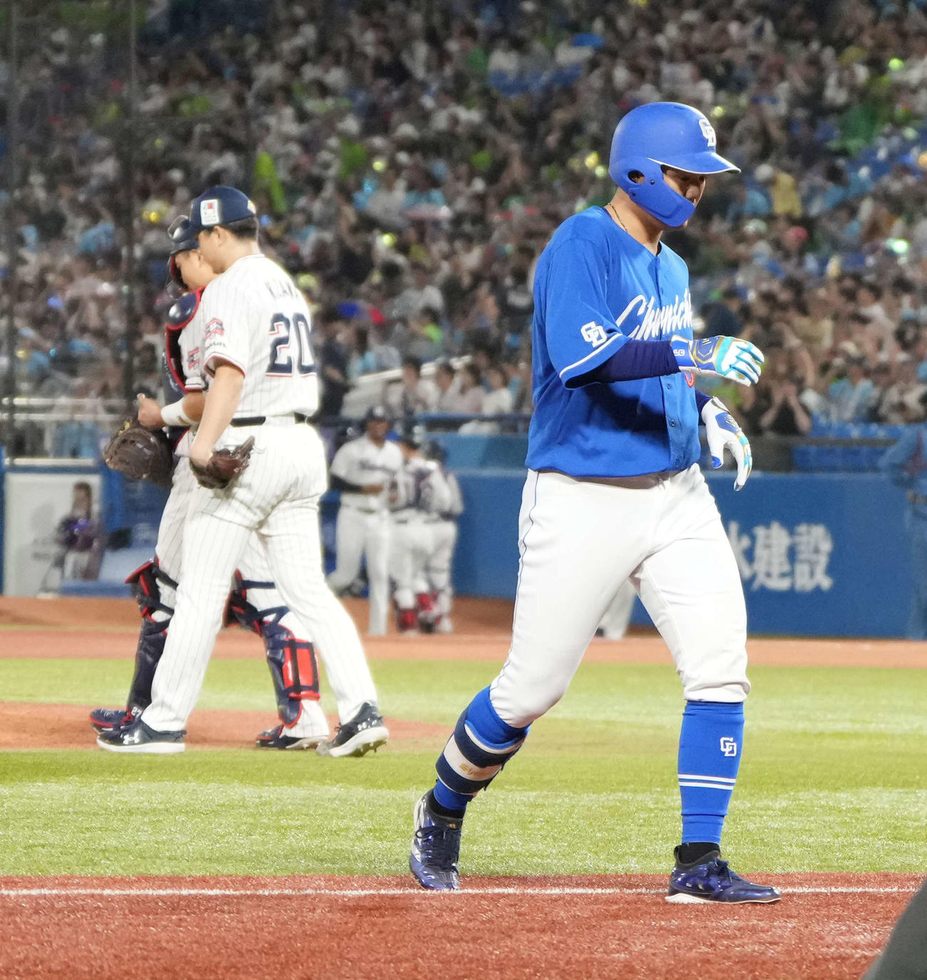ヤクルト対中日　9回表中日2死、左飛で最後の打者となり引き揚げる高橋周（撮影・小沢裕）
