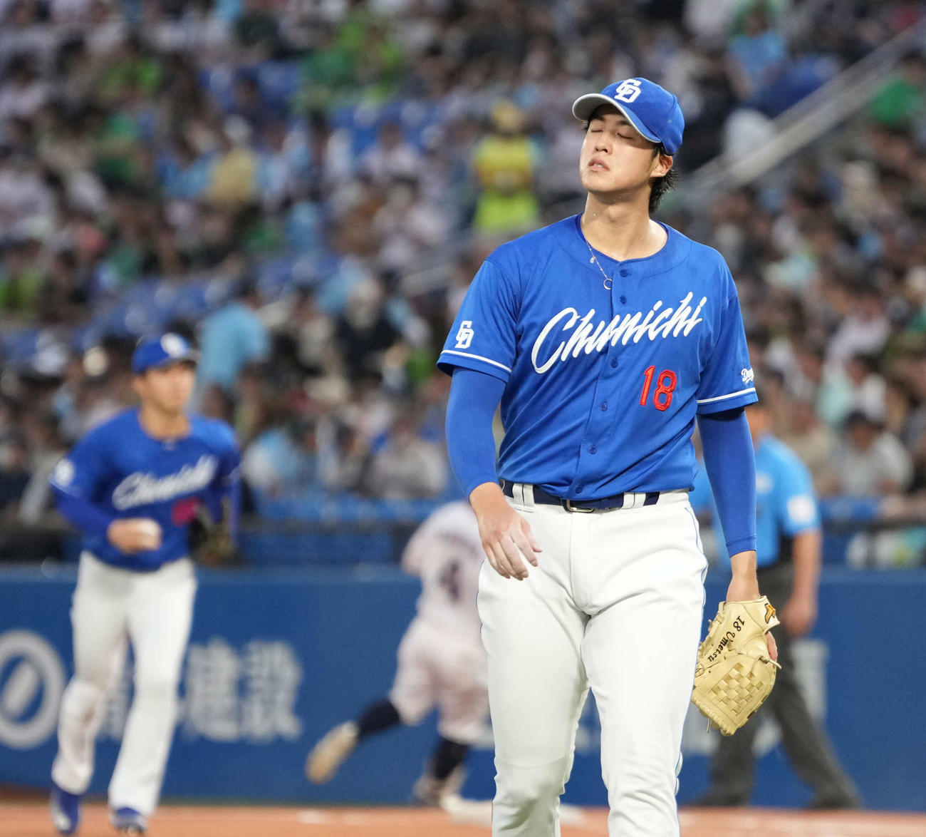 ヤクルト対中日　2回裏ヤクルトに先制を許しがっくりとベンチへ引き揚げる中日先発の梅津（撮影・小沢裕）
