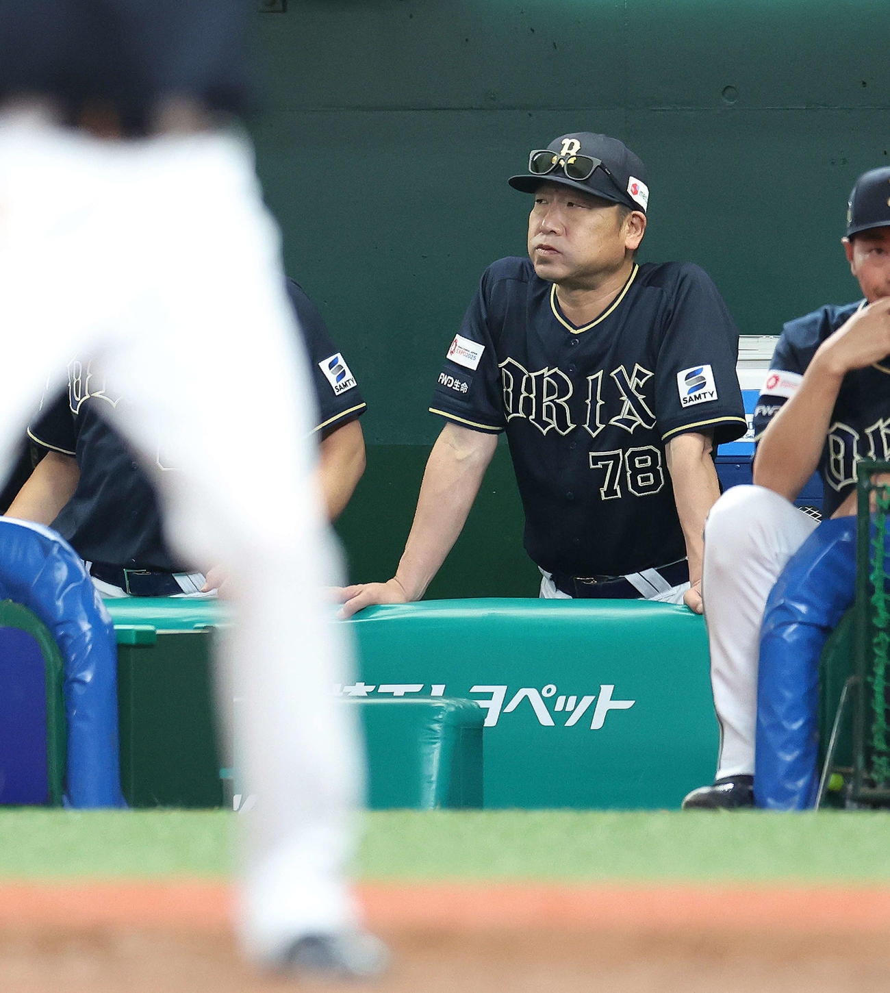 西武対オリックス　9回表、戦況を見守る中嶋監督（撮影・河田真司）