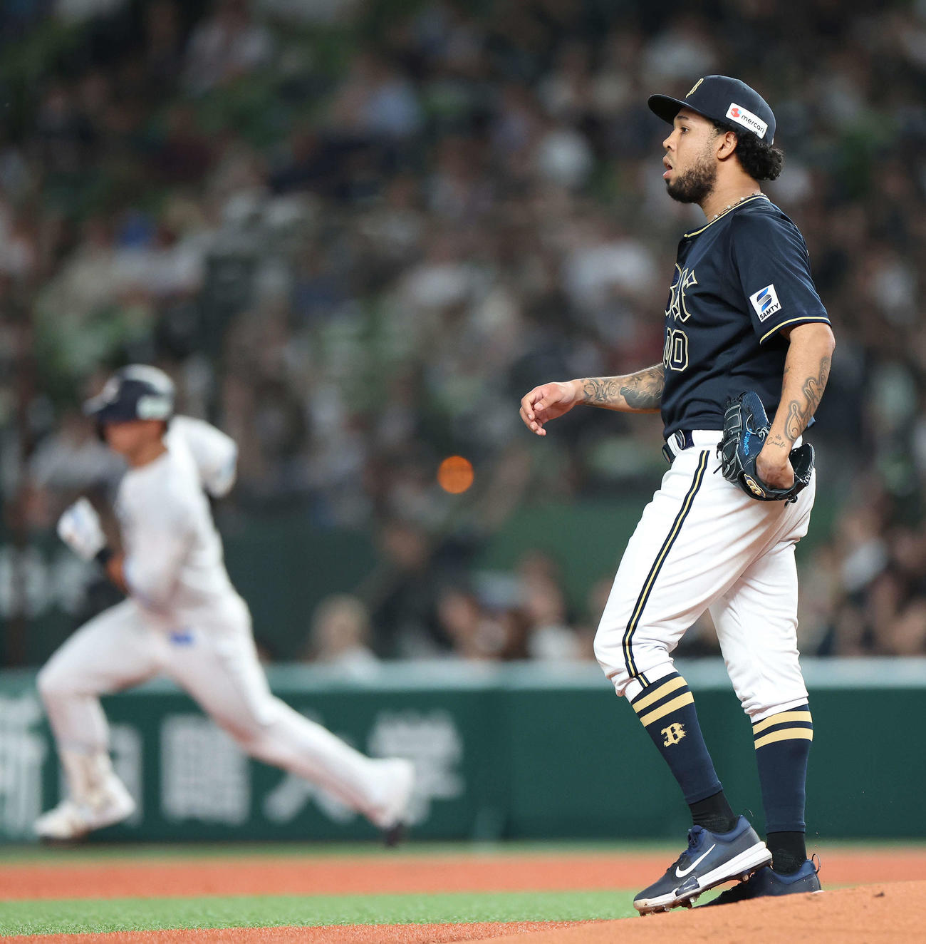 西武対オリックス　6回裏西武無死、西川に二塁打を浴びるエスピノーザ（撮影・河田真司）