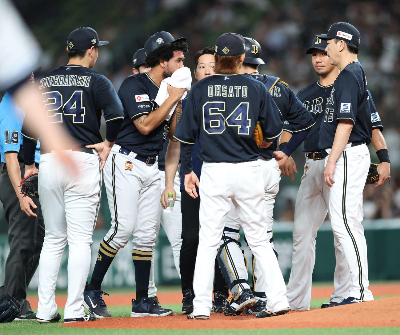 西武対オリックス　4回裏西武2死一、二塁、マウンドに集まるエスピノーザ（中央）らナイン（撮影・河田真司）