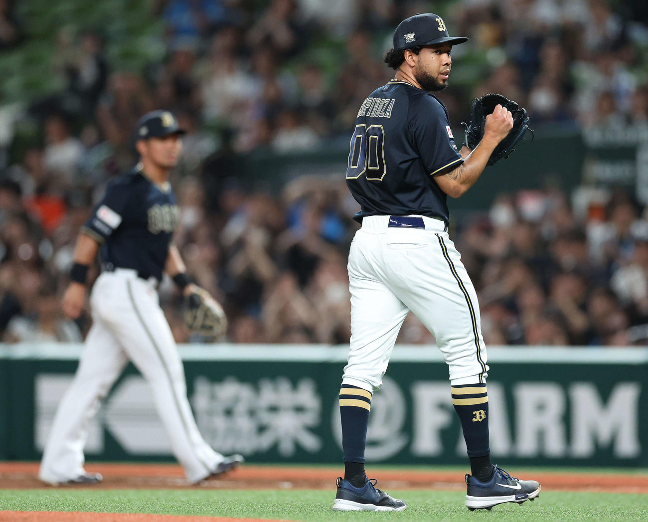 西武対オリックス　4回裏を抑えベンチに戻るエスピノーザ（撮影・河田真司）