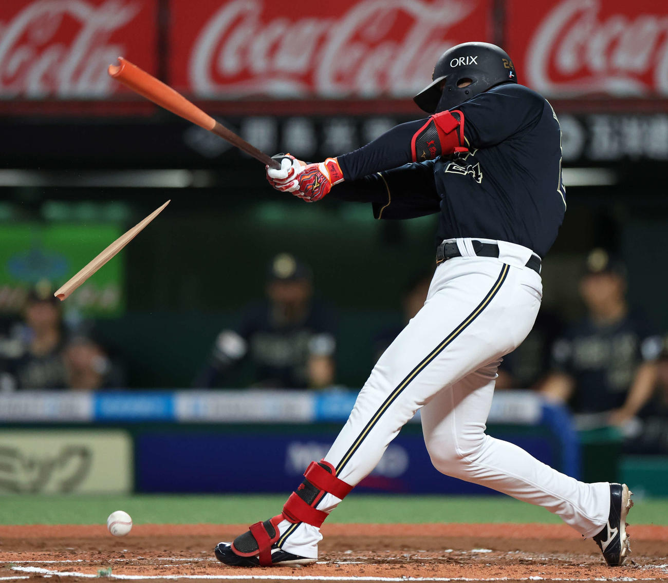 西武対オリックス　2回表オリックス1死、バットを折る紅林（撮影・河田真司）