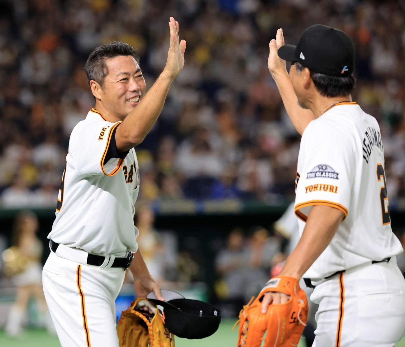 OB戦　巨人対阪神　1回表阪神の攻撃を抑えた上原浩治氏は笑顔でハイタッチ（撮影・浅見桂子）