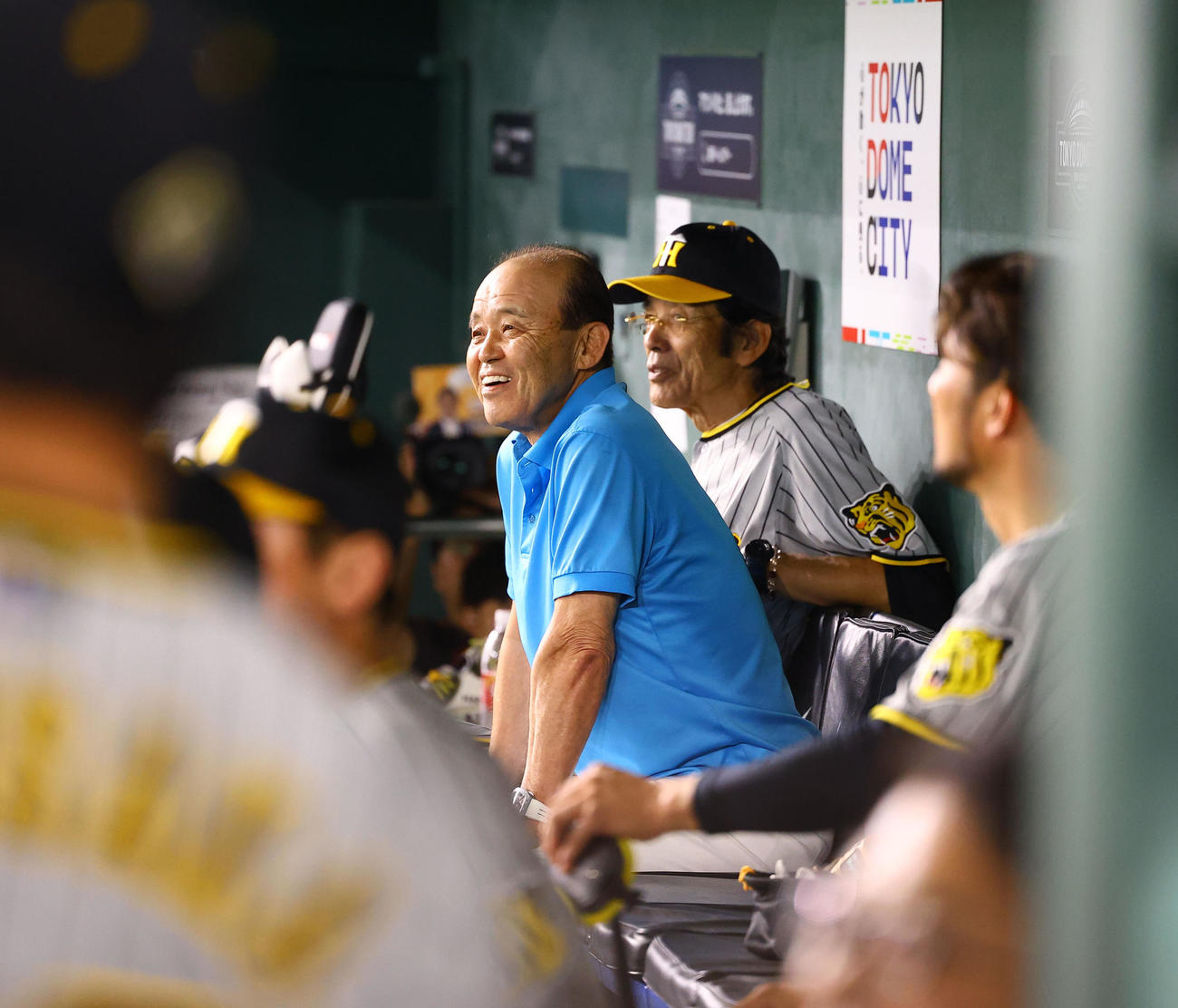 OB戦　巨人阪神　ベンチで笑顔を見せる阪神岡田監督（撮影・藤尾明華）