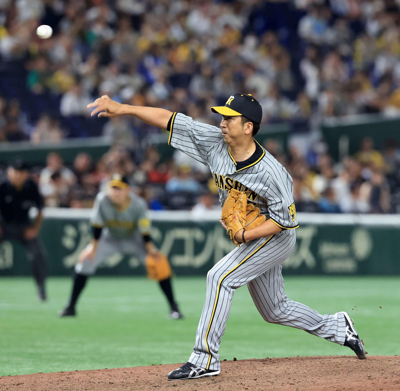 OB戦　巨人対阪神　5回裏巨人の攻撃で登板した藤川球児氏（撮影・浅見桂子）