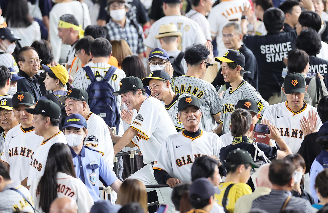 試合後、ファンとタッチを交わす阪神鳥谷氏（中央）ら両チームのOB（撮影・足立雅史）