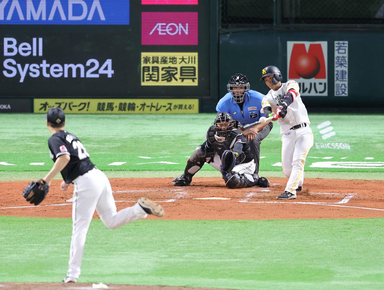ソフトバンク対ロッテ　3回裏ソフトバンク2死一、二塁、今宮は左前に先制適時打を放つ（撮影・梅根麻紀）