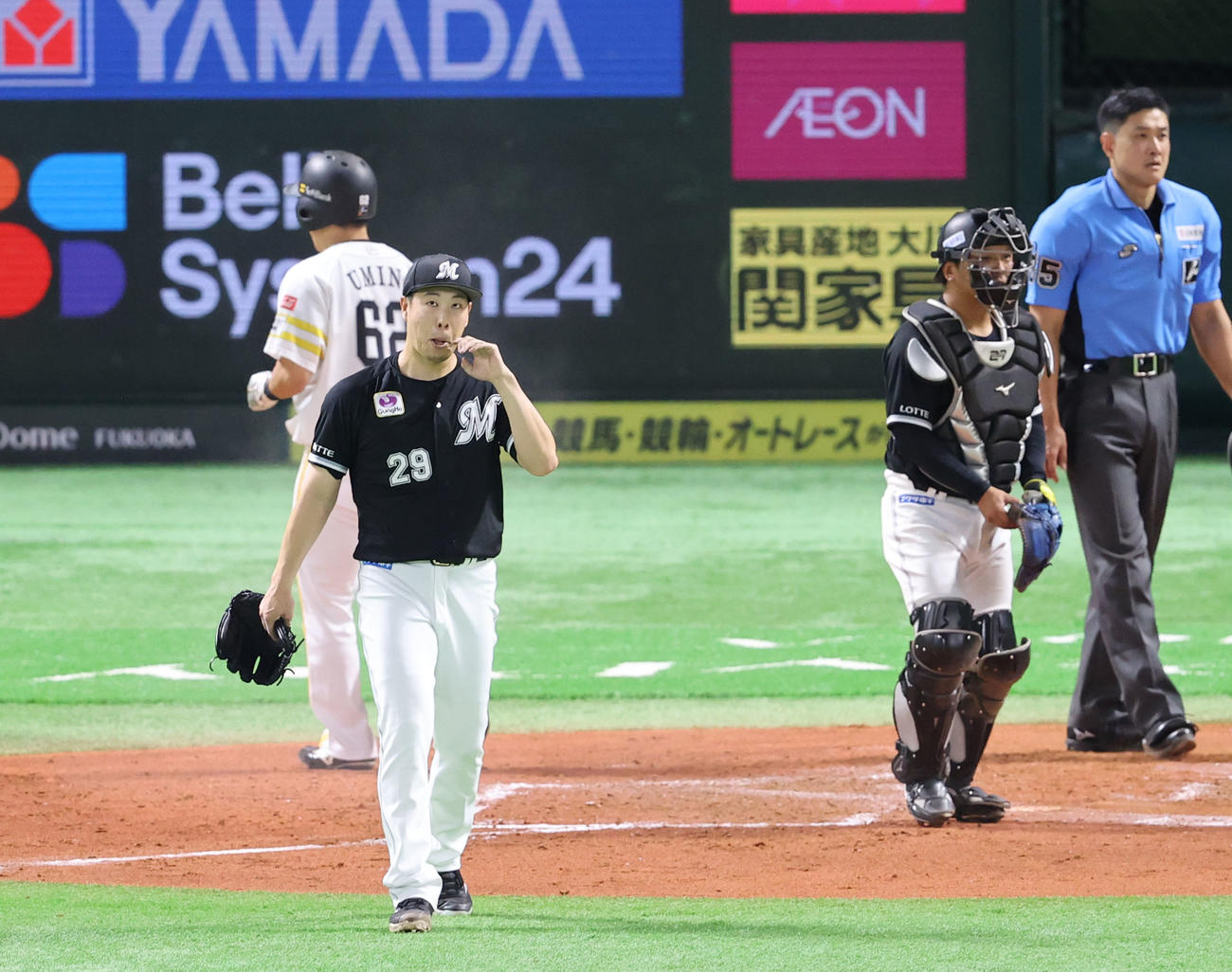 ソフトバンク対ロッテ　3回裏ソフトバンク2死一、二塁、今宮に左前先制適時打を浴びた西野（撮影・梅根麻紀）