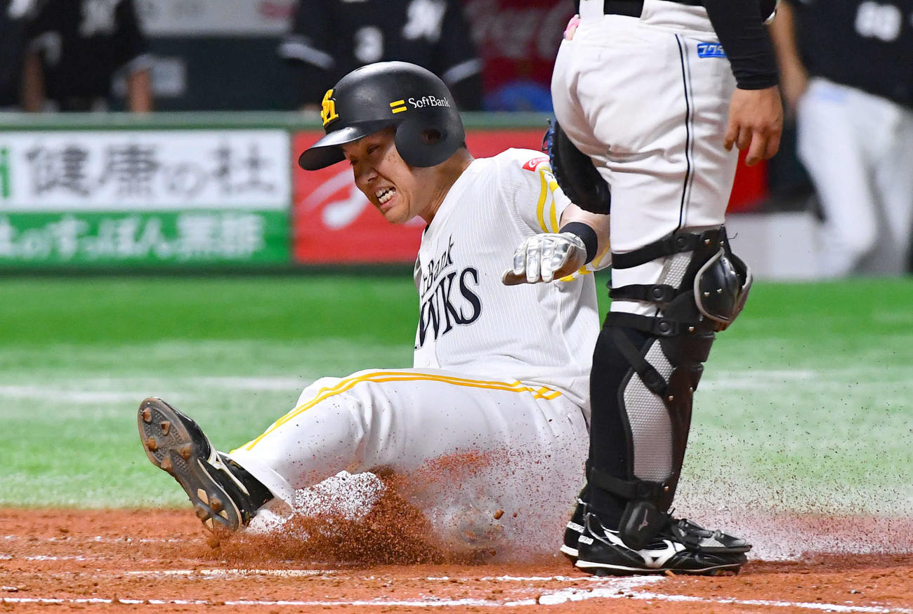 ソフトバンク対ロッテ　3回裏ソフトバンク2死一、二塁、今宮の先制左前適時打で生還した海野（撮影・岩下翔太）