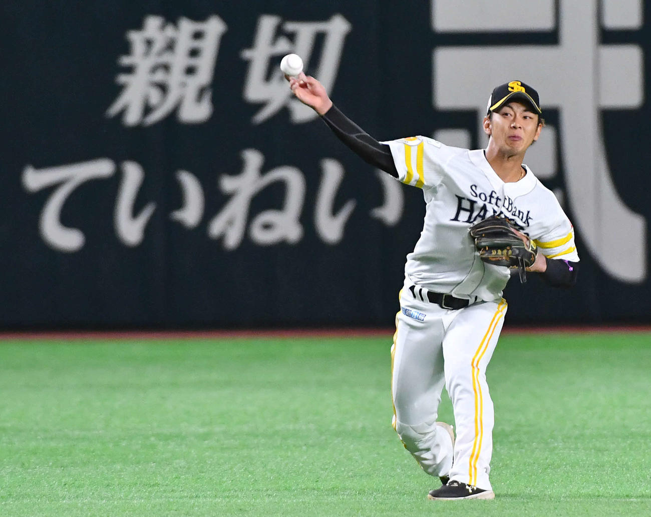 ソフトバンク対ロッテ　1回表ロッテ無死、岡の遊ゴロを処理する今宮（撮影・岩下翔太）