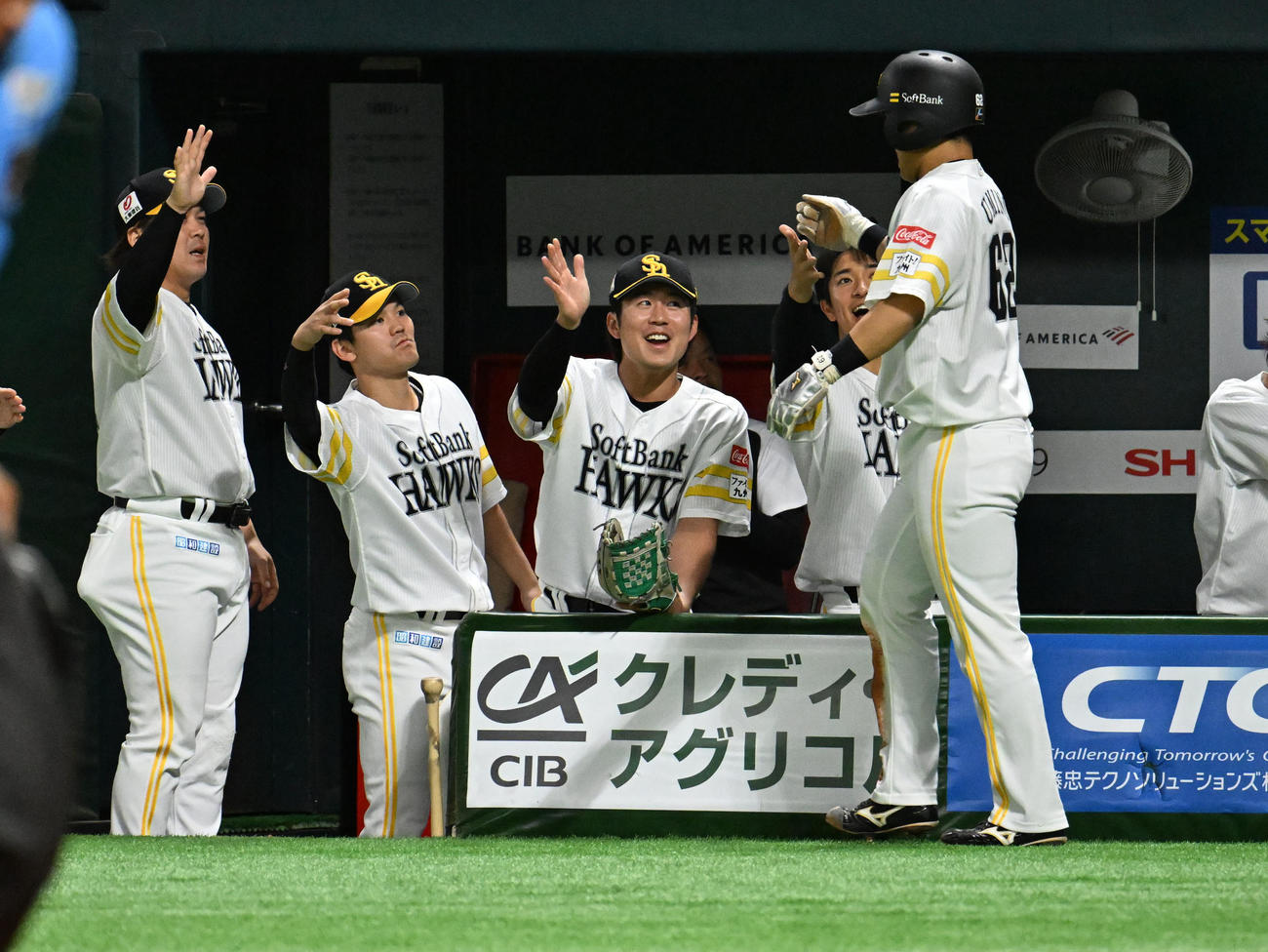 ソフトバンク対ロッテ　3回裏ソフトバンク2死一、二塁、今宮の先制適時打で生還した海野（右）（撮影・林敢治）