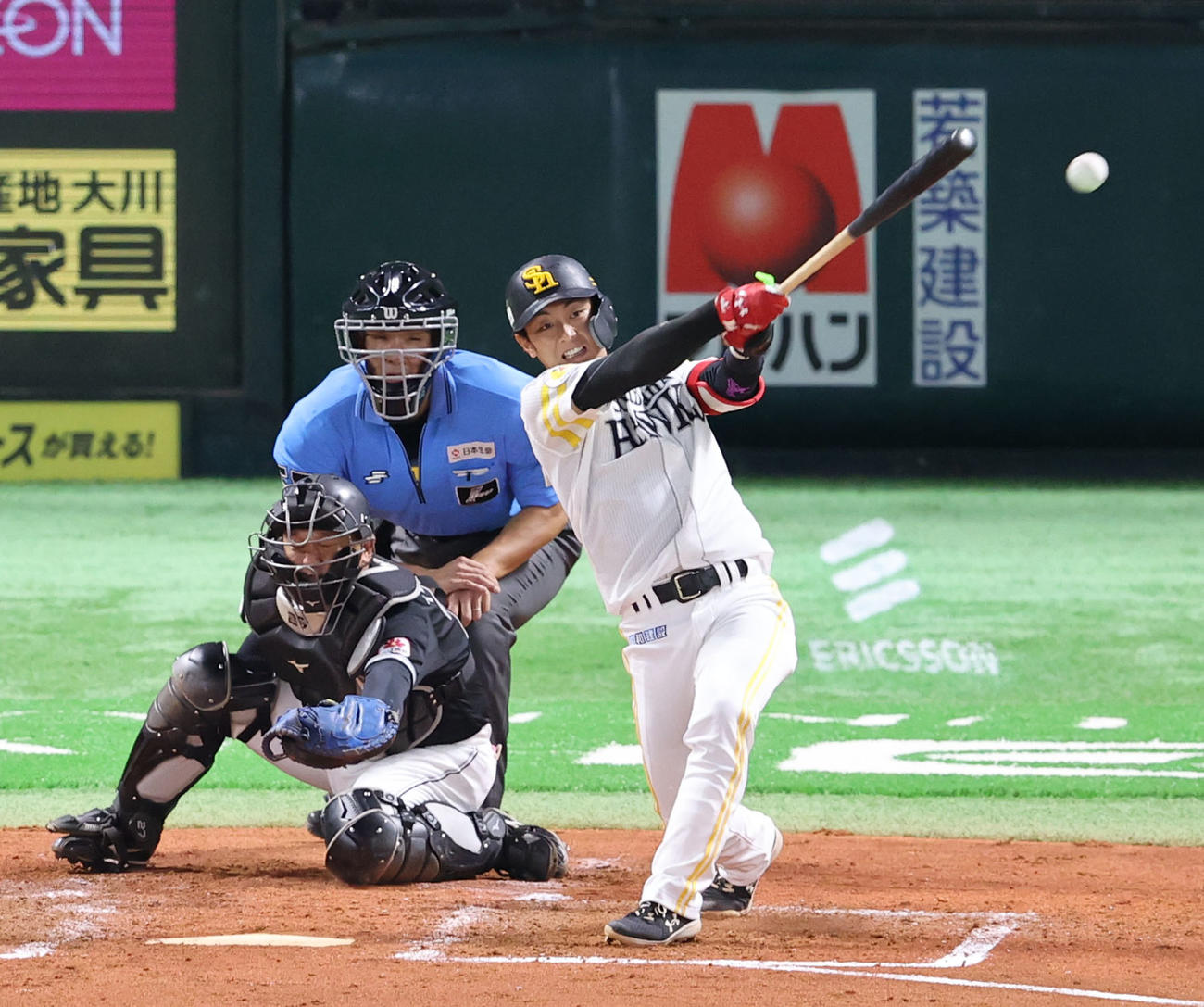 ソフトバンク対ロッテ　3回裏ソフトバンク2死一、二塁、今宮は左前先制適時打を放つ（撮影・梅根麻紀）