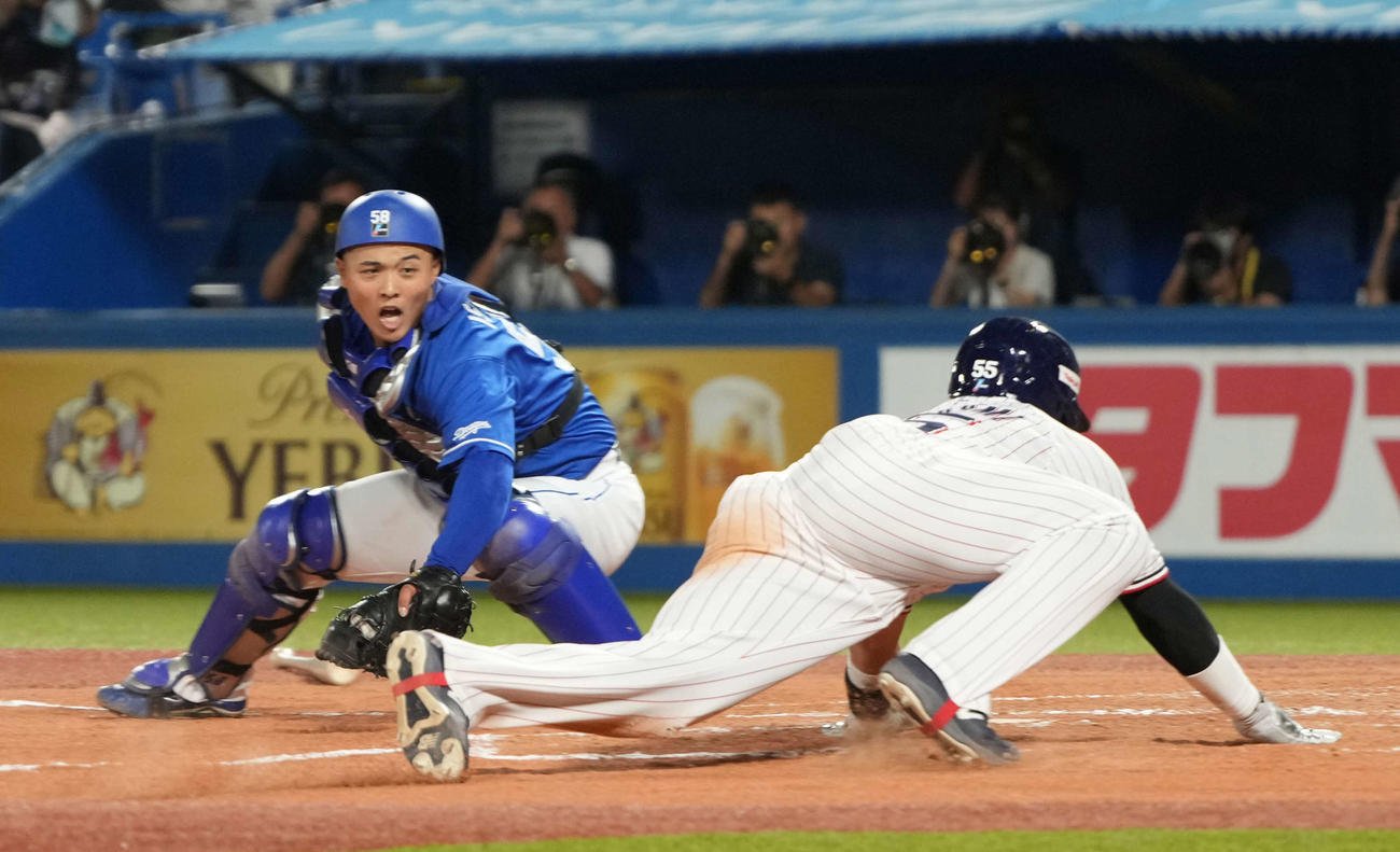 ヤクルト対中日　8回裏ヤクルト1死二塁、二塁走者の村上は中村の中前適時打で本塁へヘッドスライディングで生還する。捕手石橋（撮影・小沢裕）