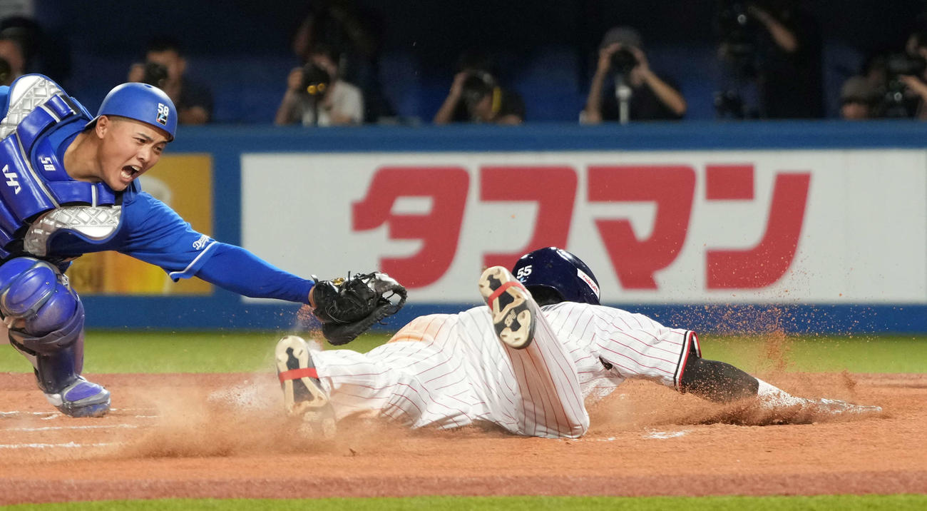 ヤクルト対中日　8回裏ヤクルト1死二塁、二塁走者の村上は中村の中前適時打で本塁へヘッドスライディングで生還する。捕手石橋（撮影・小沢裕）