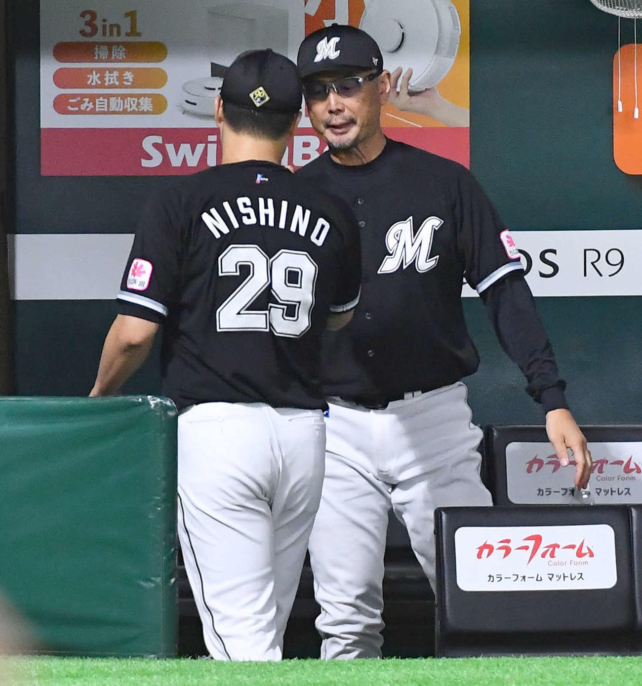 ソフトバンク対ロッテ　7回裏終了後、西野（左）とグータッチを交わす吉井監督（撮影・岩下翔太）