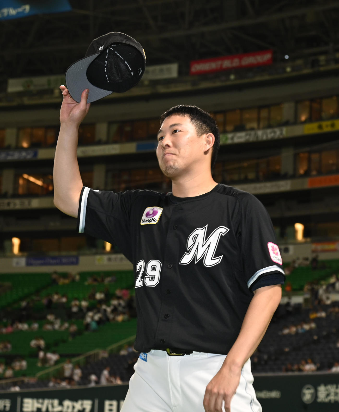 ソフトバンク対ロッテ　ファンにあいさつする西野（撮影・林敢治）