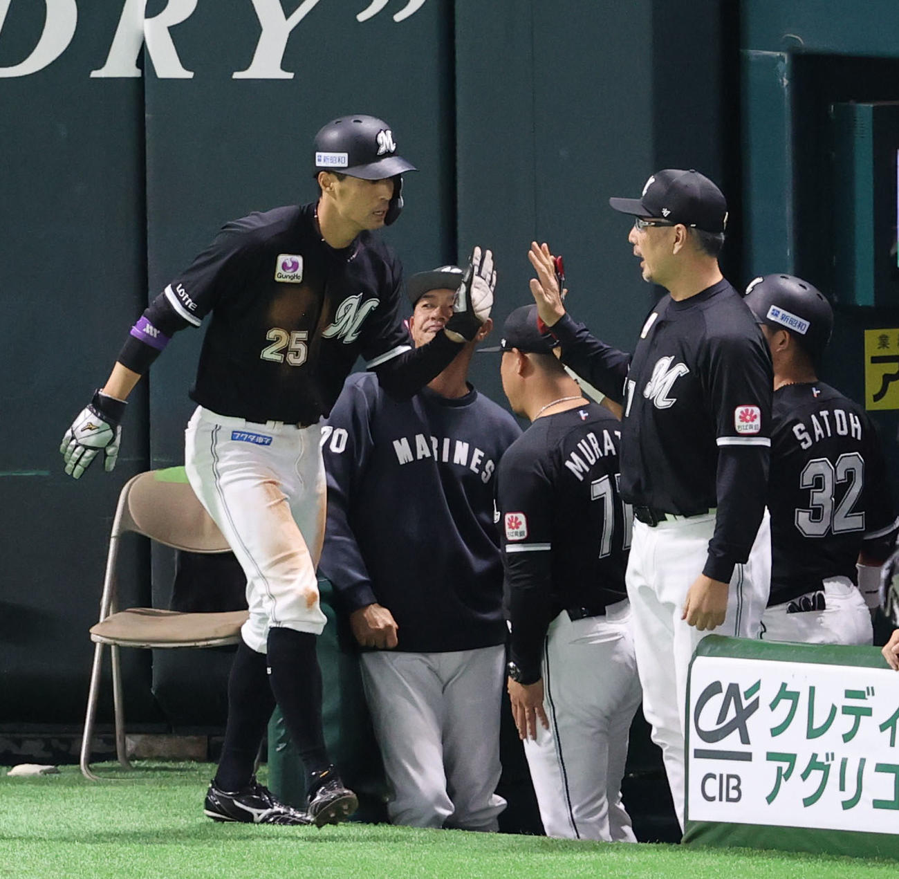 ソフトバンク対ロッテ　6回表ロッテ2死一塁、石川慎の左越え適時二塁打で生還した岡は吉井監督ハイタッチ（撮影・鬼束羽瑠菜）