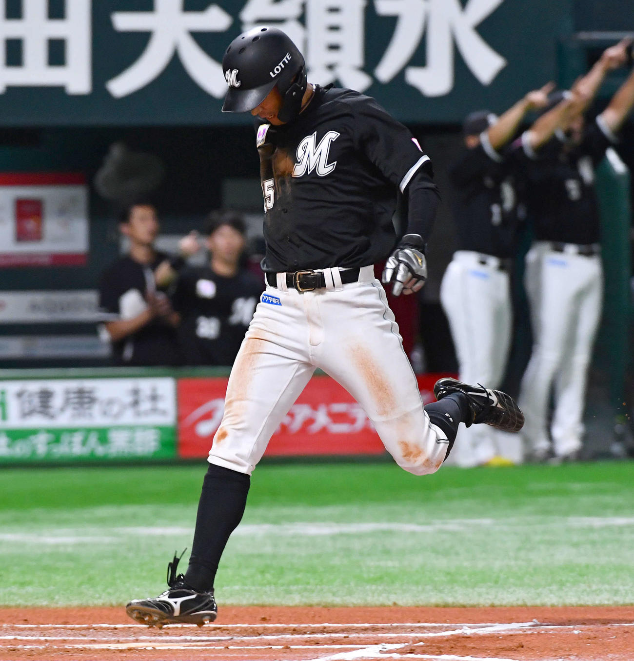 ソフトバンク対ロッテ　6回表ロッテ2死一塁、石川慎の適時左二塁打で生還する岡（撮影・岩下翔太）