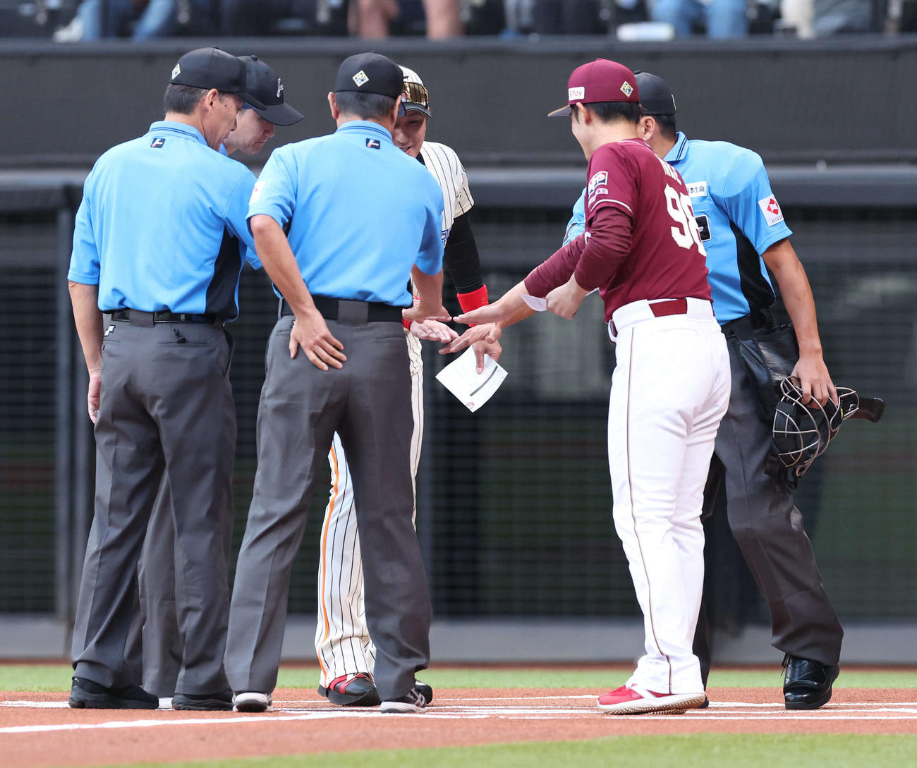 日本ハム対楽天　試合前、手を合わせる日本ハム新庄監督（中央後方）、楽天今江監督、審判団（撮影・佐藤翔太）