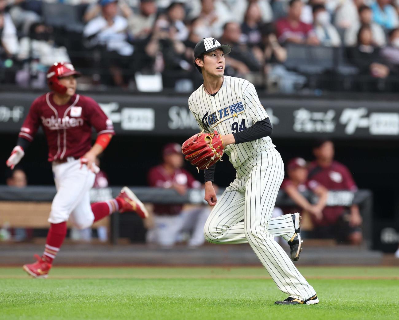 日本ハム対楽天　2回表楽天2死二、三塁、太田に中前2点適時打を浴びベースカバーに走る福島（撮影・黒川智章）