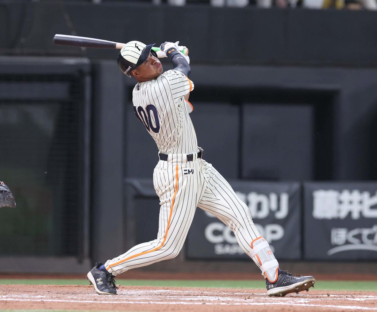 日本ハム対楽天　6回裏日本ハム無死、右越え本塁打を放つ万波（撮影・黒川智章）